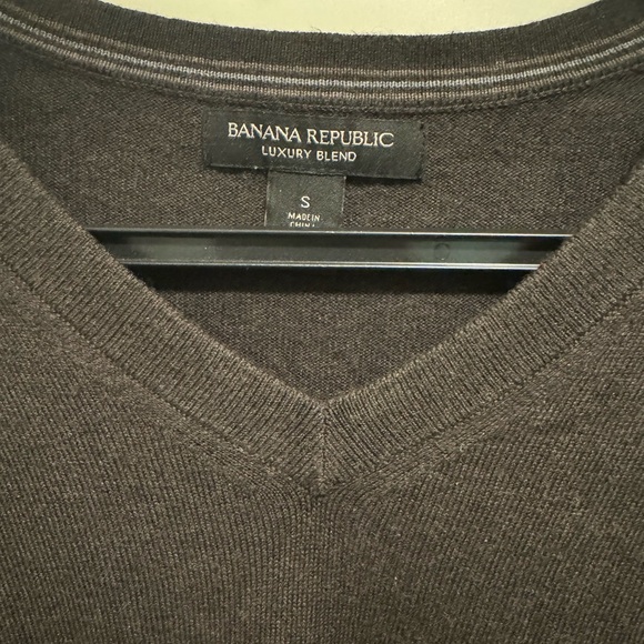 Men’s dark brown banana republic v neck sweater size S - Picture 2 of 2